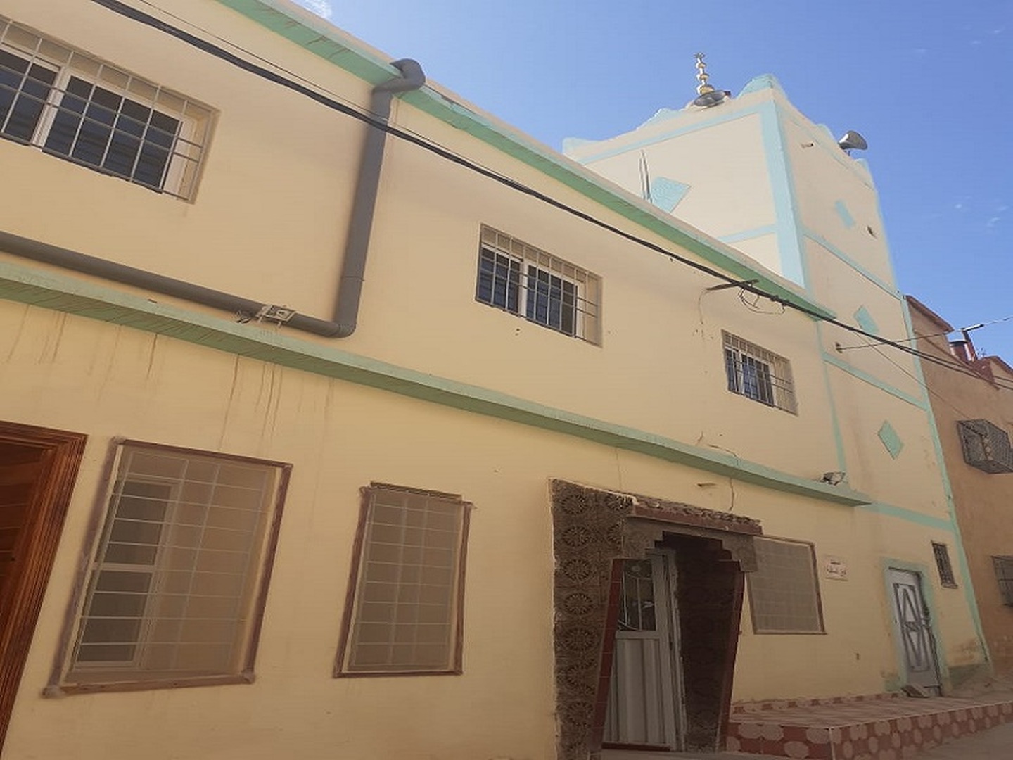 مسجد فوق الساقية