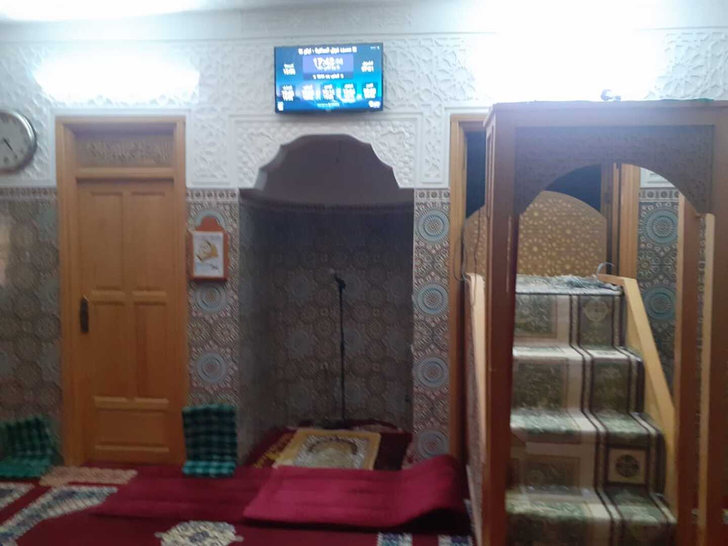 مسجد فوق الساقية