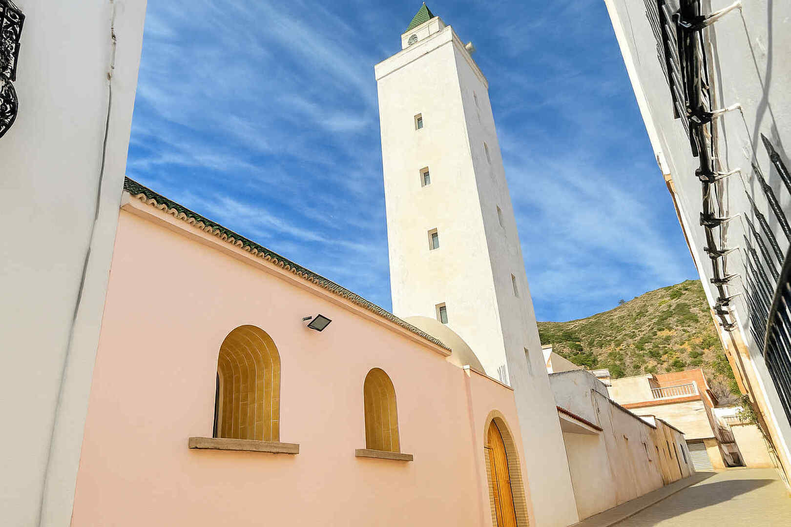 جامع المدرسة غار الملح