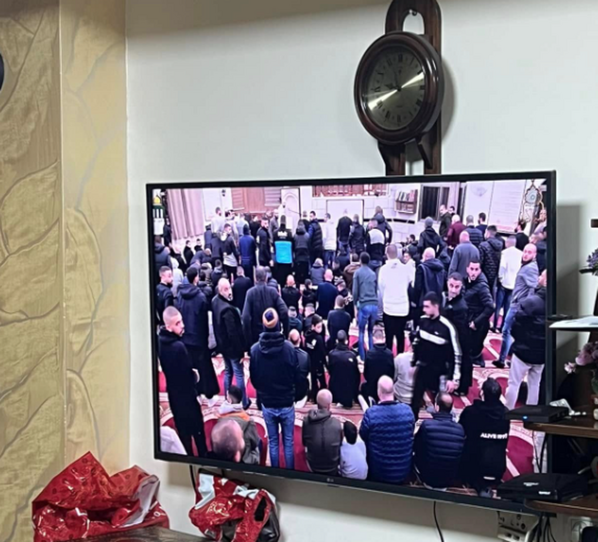 يمكنكم متابعة البث الحي عبر قناة اليوتوب