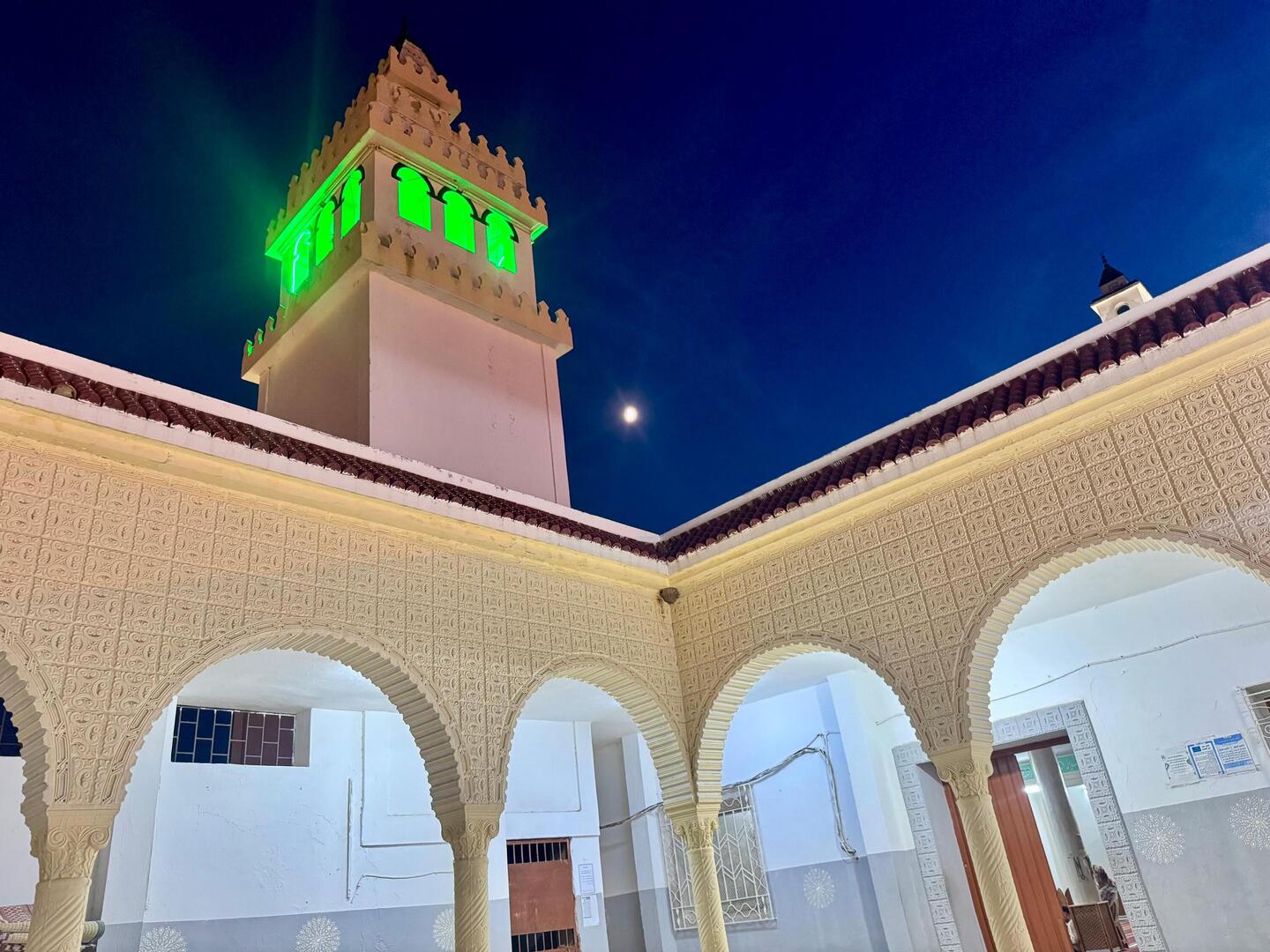 جامع التقوى، المساعدين