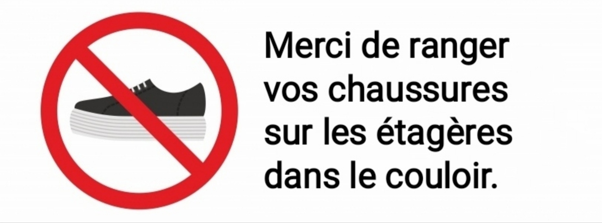 Chaussures sur les étagères
