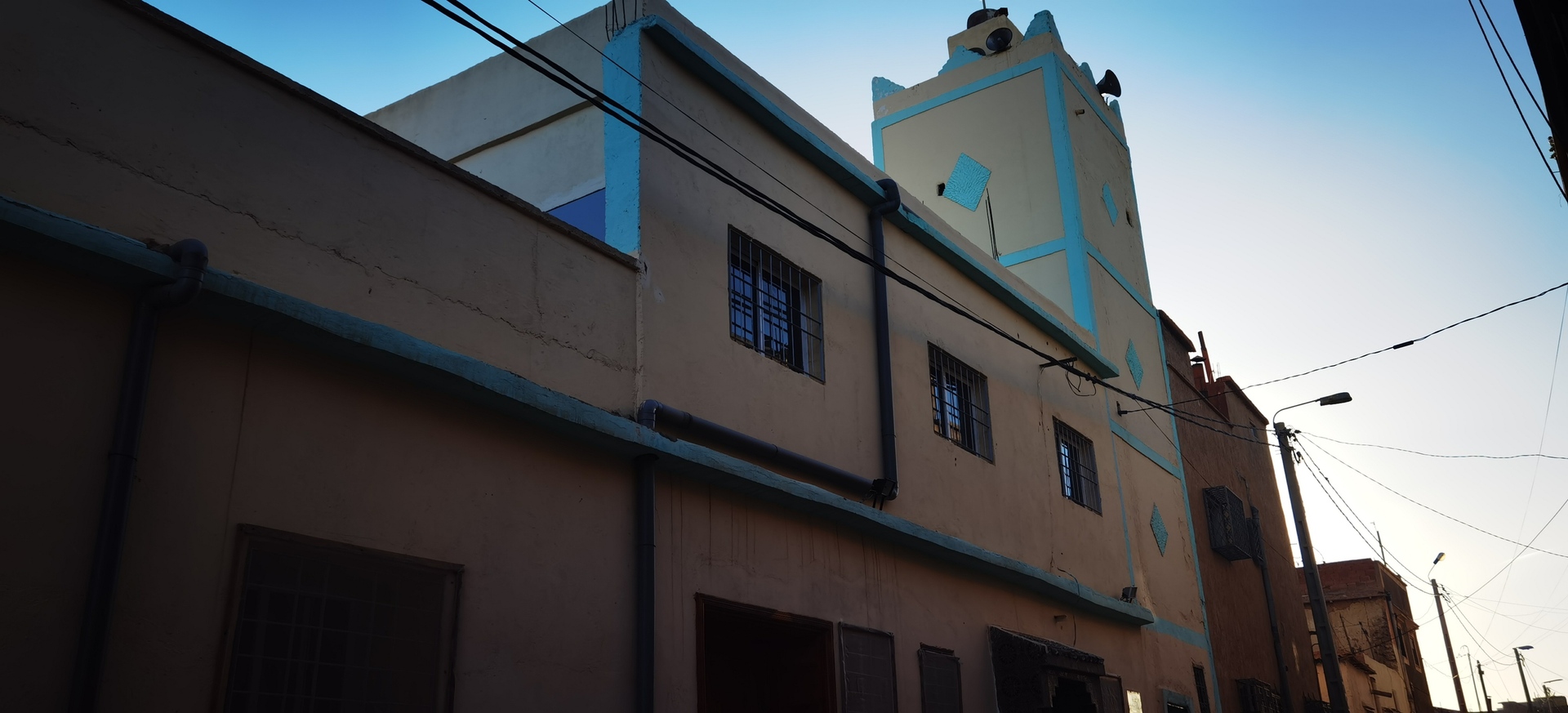 -فوق الساقية-