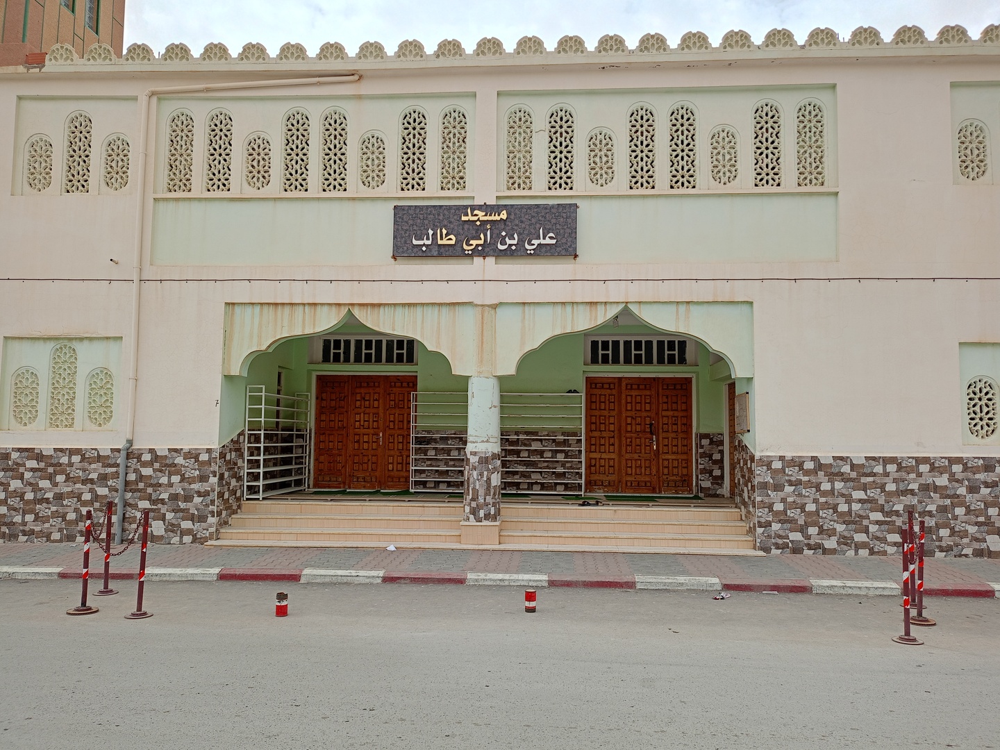 مسجد علي بن أبي طالب عداوة