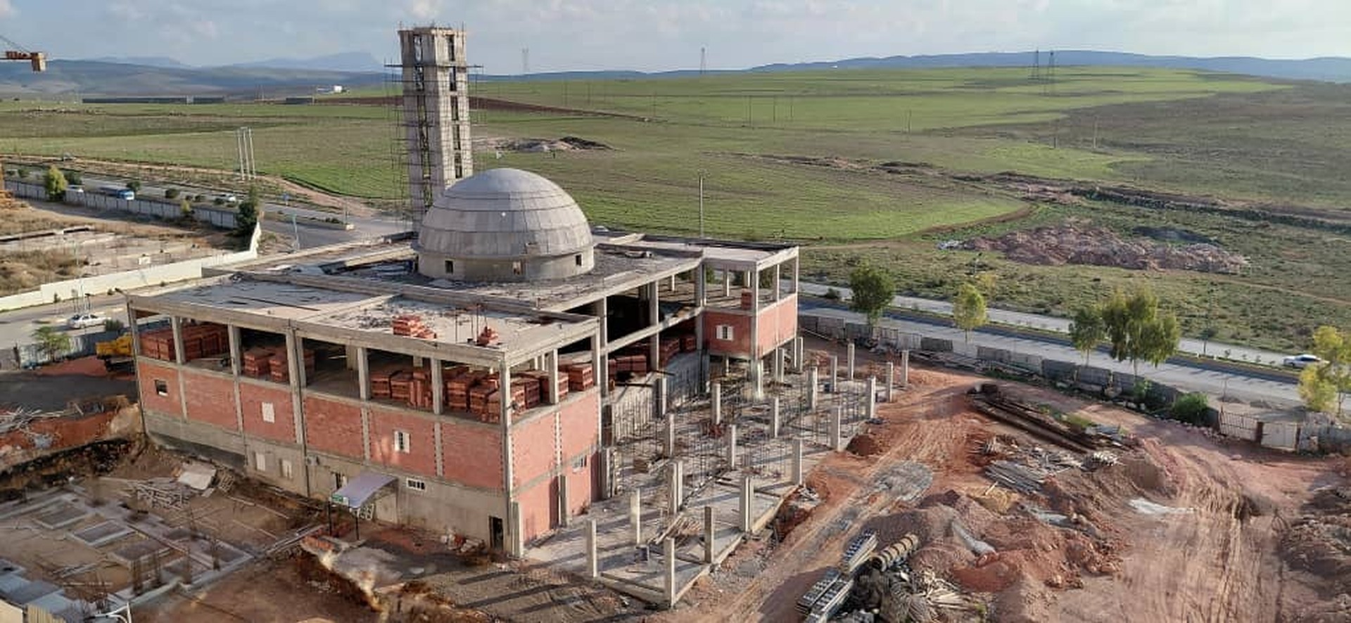 أشغال المدخل الرئيسي و المائضة