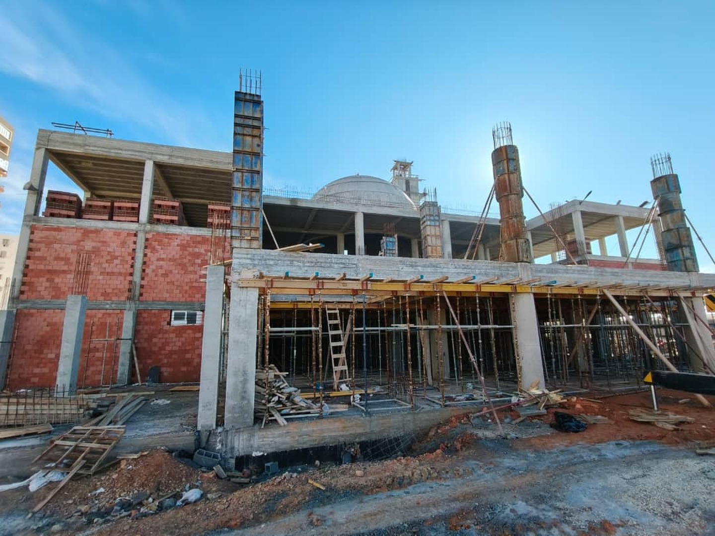 أشغال المدخل الرئيسي و المائضة