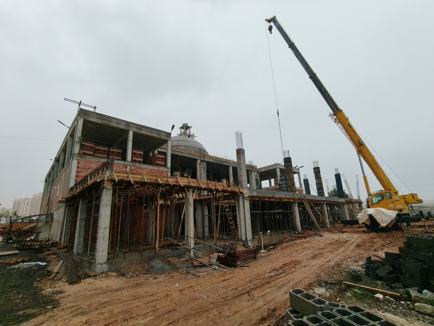 أشغال المدخل الرئيسي و المائضة