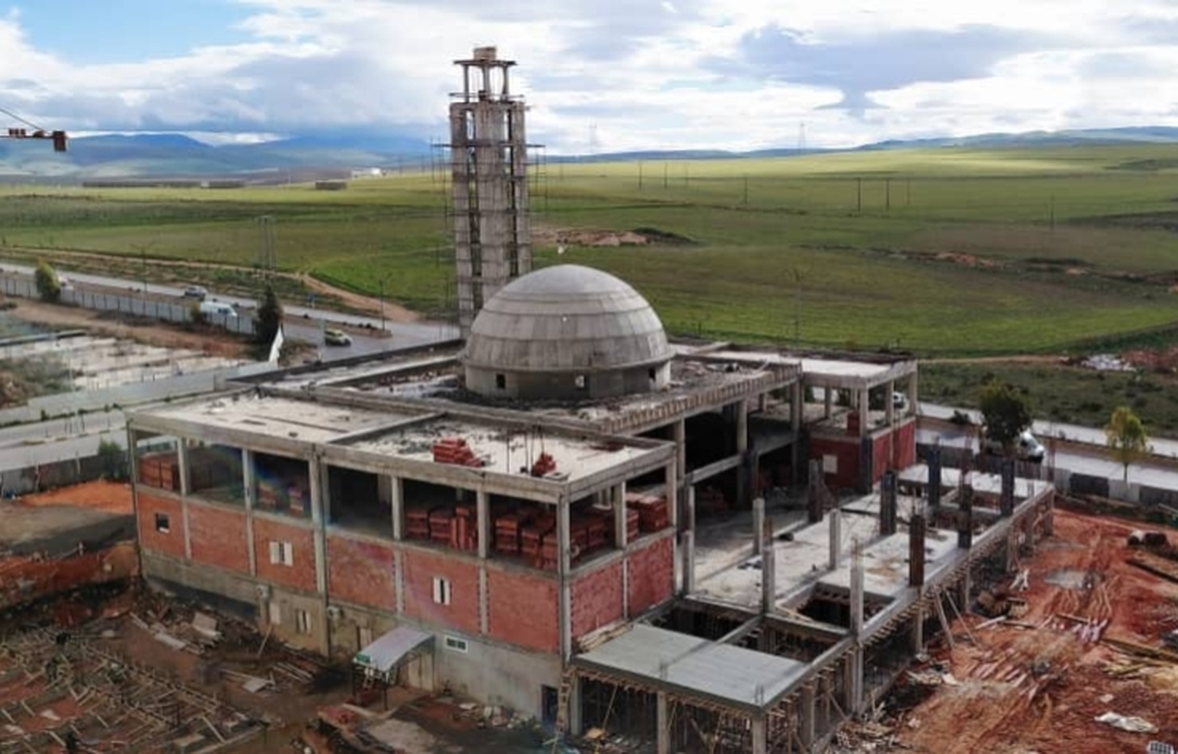 أشغال المدخل الرئيسي و المائضة