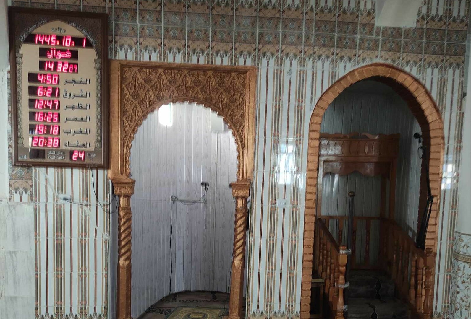 مسجد عقبة بن  نافع ـ عمر مركز